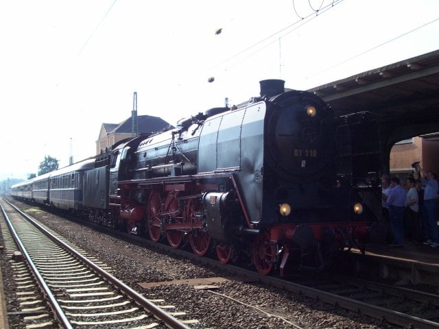 01 118 mit Sonderzug beim 2.Bebraer Bahnhofsfest im Jahr 2005.